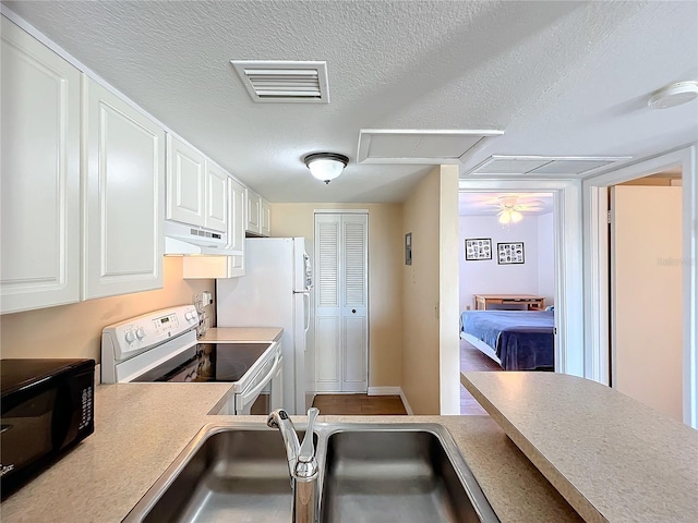 562 Orange Dr Unit 33, Altamonte Springs, FL 32701 - kitchen with white appliances, visible vents, a sink, light countertops, and a textured ceiling