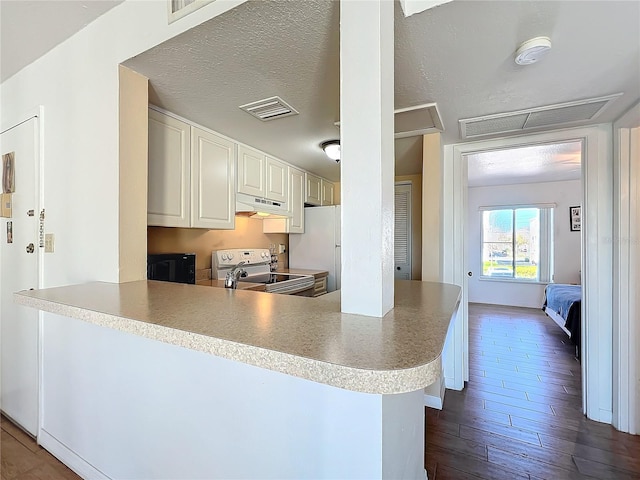 562 Orange Dr Unit 33, Altamonte Springs, FL 32701 - kitchen featuring a peninsula, electric range, visible vents, and under cabinet range hood
