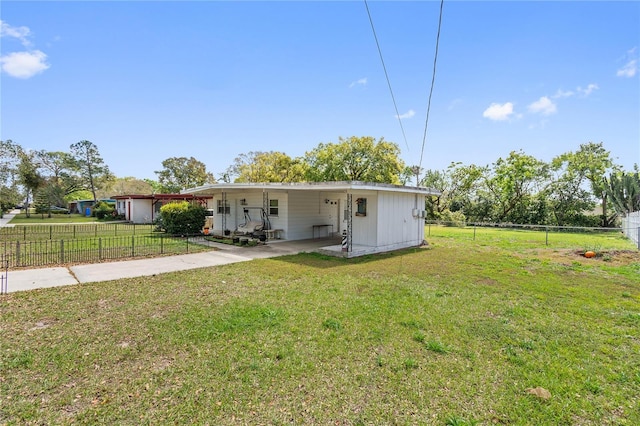 view of front of house featuring fence and a front lawn