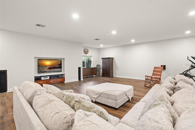 living room featuring dark wood-style floors, recessed lighting, visible vents, and baseboards