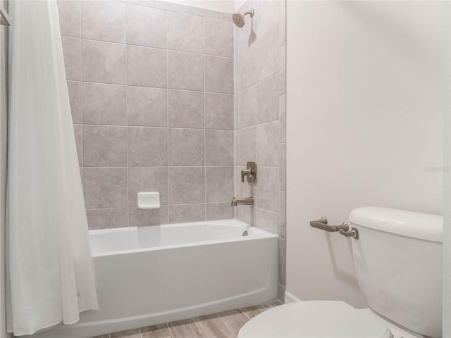 full bathroom featuring shower / bath combo with shower curtain, toilet, and wood tiled floor