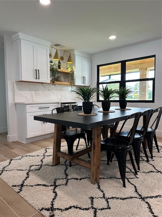 dining space featuring recessed lighting, light wood-style floors, and baseboards