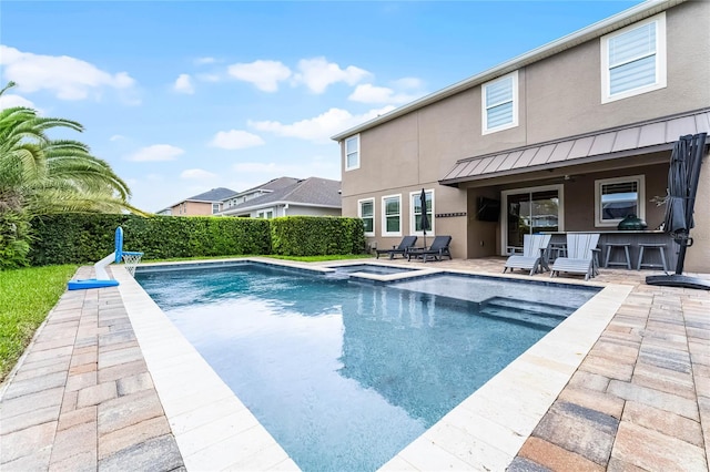 view of swimming pool featuring a pool with connected hot tub, ceiling fan, and a patio area