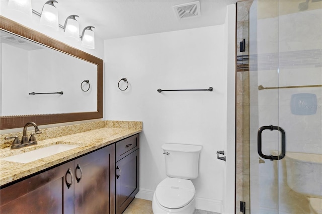 full bath featuring toilet, vanity, visible vents, baseboards, and a stall shower