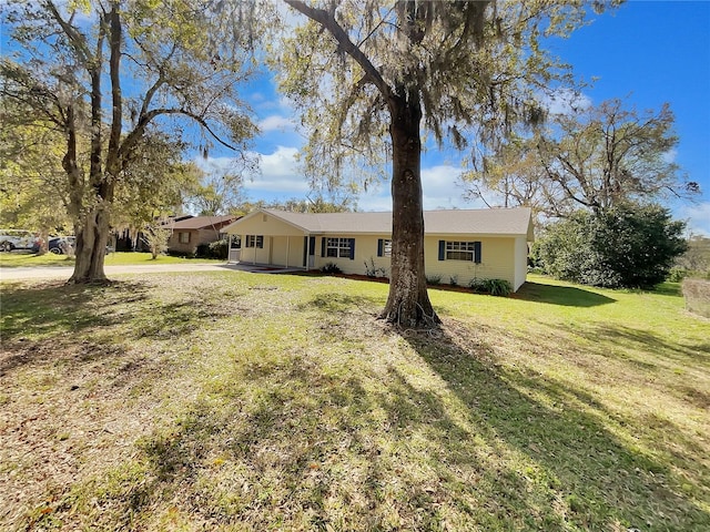 ranch-style home featuring a front lawn