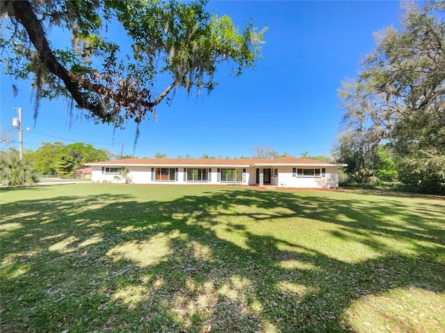 view of front of property with a front yard