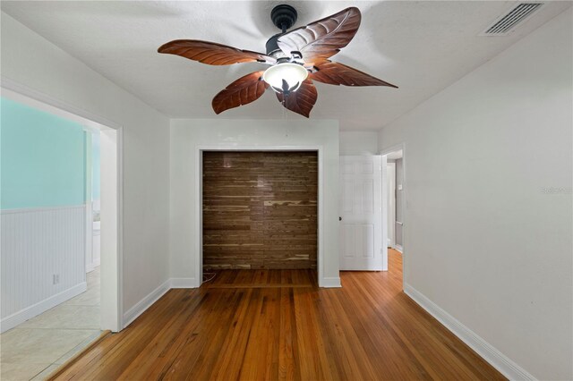 1111 Guernsey St, Orlando, FL 32804 - unfurnished bedroom featuring light wood-type flooring, baseboards, visible vents, and ceiling fan