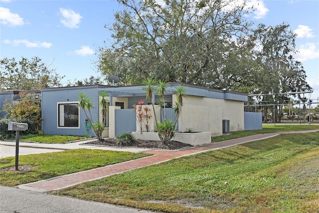 mid-century home with a front yard