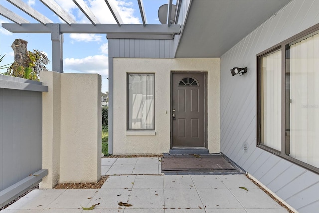 property entrance with stucco siding