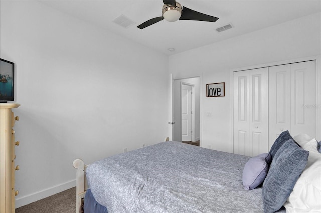 carpeted bedroom featuring baseboards, visible vents, a closet, and ceiling fan