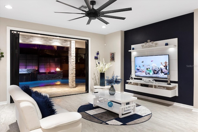 living area with visible vents, baseboards, ceiling fan, and recessed lighting