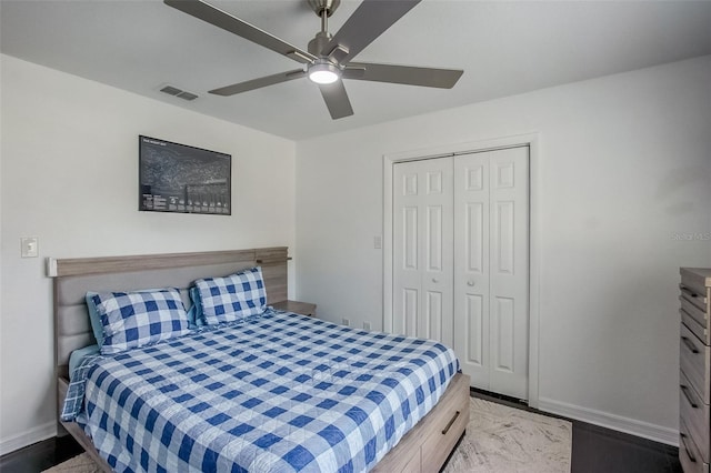 bedroom featuring a closet, visible vents, ceiling fan, and baseboards