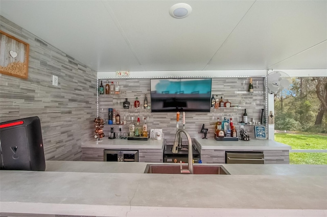 bar with a dry bar, a sink, and decorative backsplash