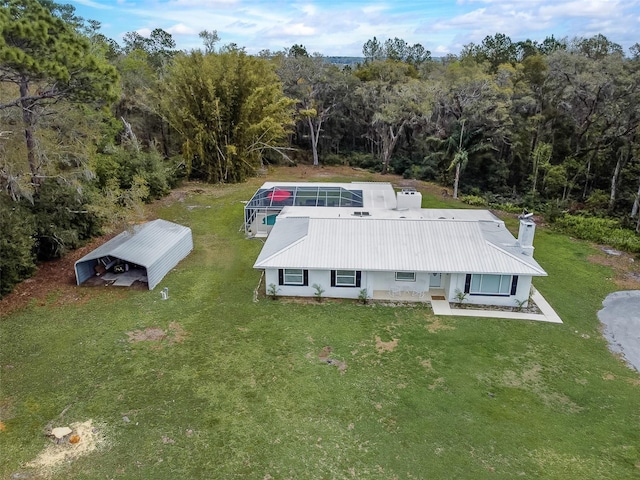 bird's eye view featuring a wooded view