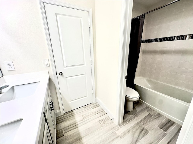 full bathroom with shower / bathtub combination with curtain, toilet, wood tiled floor, baseboards, and vanity