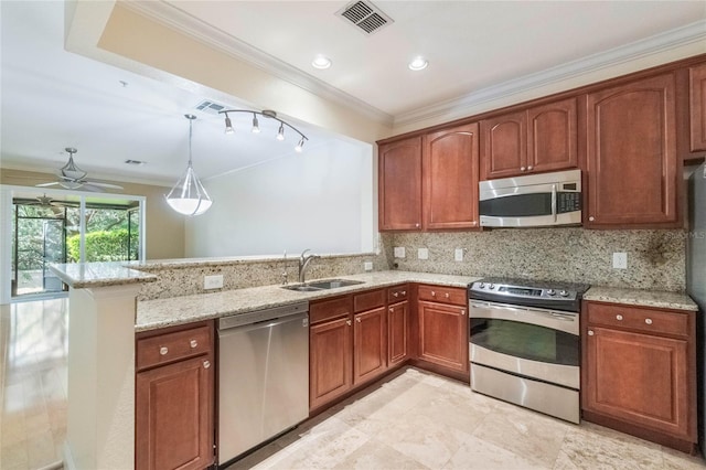 kitchen featuring stainless steel appliances, tasteful backsplash, visible vents, a sink, and a peninsula