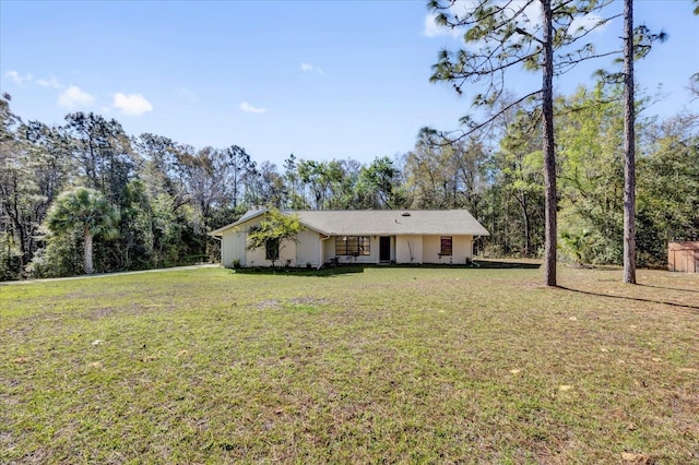 ranch-style home featuring a front lawn