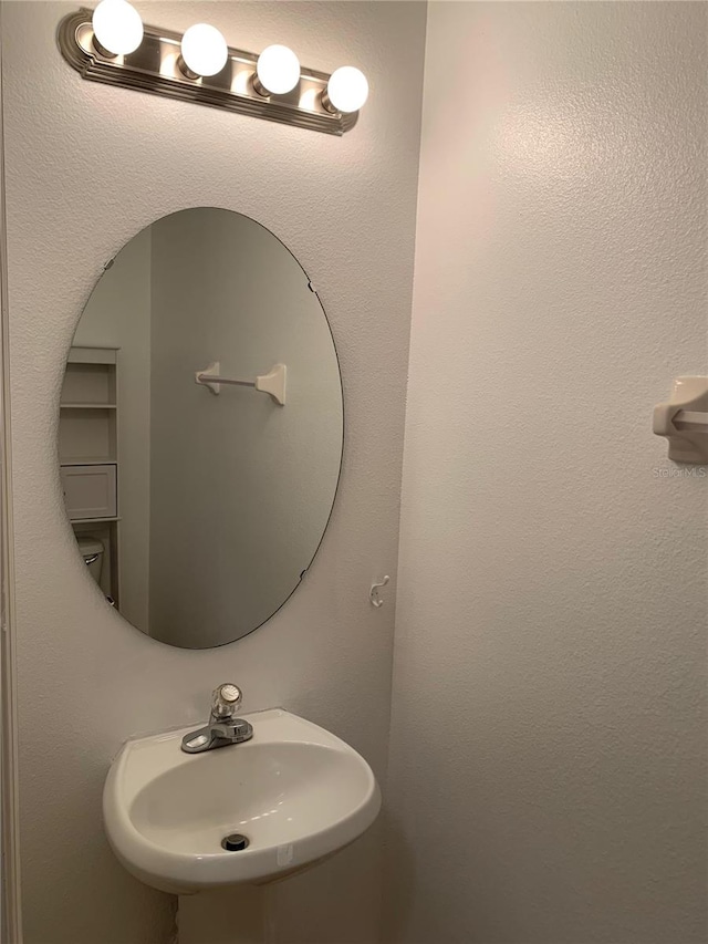 bathroom featuring a sink