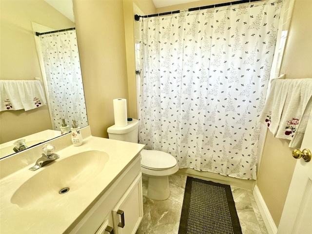 bathroom with curtained shower, baseboards, vanity, and toilet