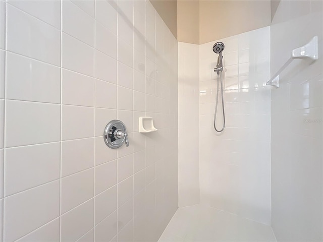 full bath with tiled shower