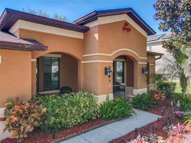 entrance to property with stucco siding