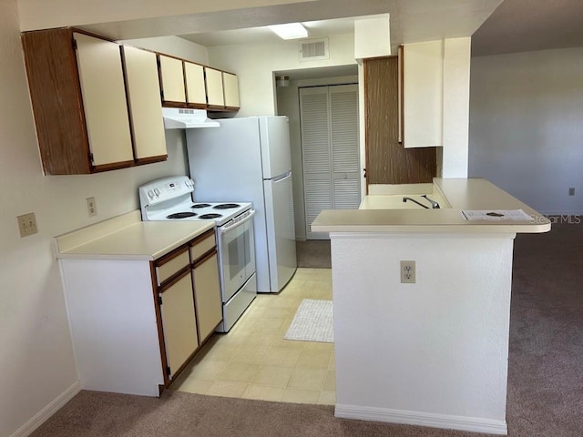 kitchen featuring white electric stove, visible vents, light colored carpet, light countertops, and under cabinet range hood