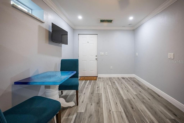 dining room featuring light wood finished floors, visible vents, baseboards, ornamental molding, and recessed lighting