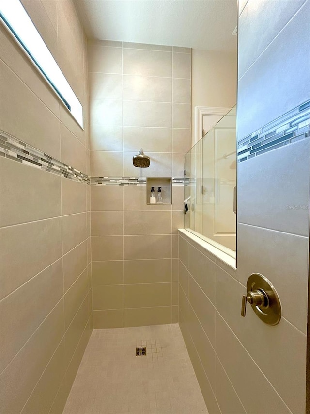 bathroom featuring tiled shower