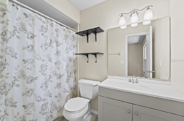 full bath with toilet, a shower with curtain, and vanity