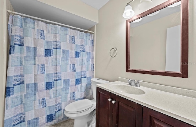 full bathroom featuring curtained shower, vanity, and toilet