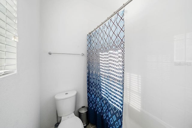 full bath featuring curtained shower and toilet