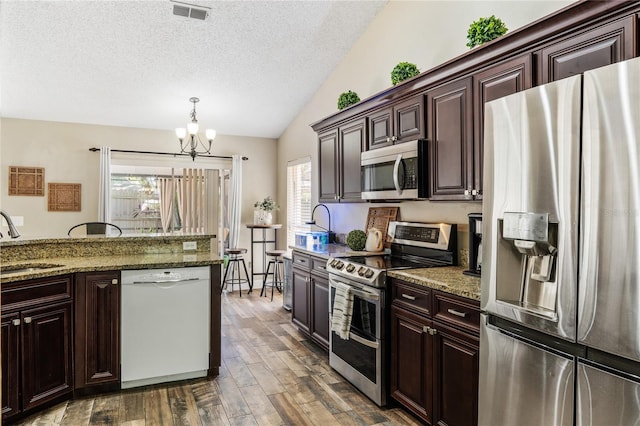 kitchen with visible vents, an inviting chandelier, dark wood-style flooring, a sink, and stainless steel appliances