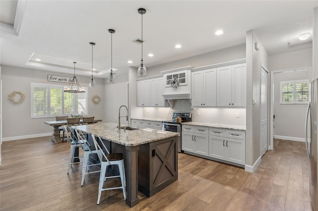 kitchen featuring stainless steel appliances, visible vents, a sink, and light wood-style flooring