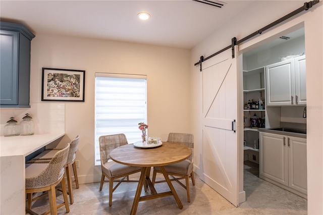 dining area with visible vents, recessed lighting, baseboards, and a barn door