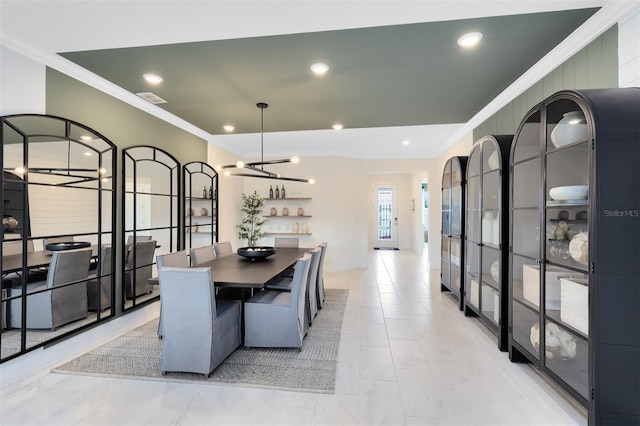 dining space featuring visible vents, ornamental molding, a notable chandelier, and recessed lighting