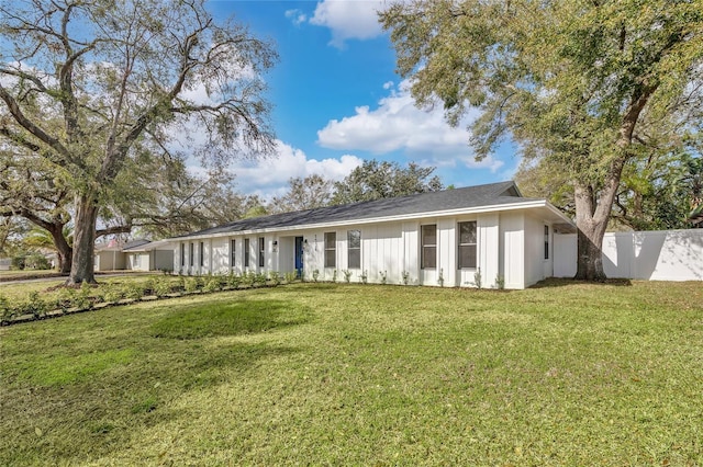 view of front of property featuring a front yard and fence