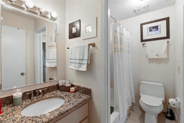 bathroom with a textured ceiling, curtained shower, toilet, visible vents, and tile patterned floors