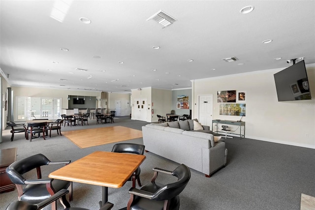 carpeted living room featuring baseboards, recessed lighting, visible vents, and crown molding