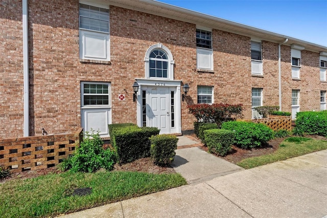 view of front facade featuring brick siding