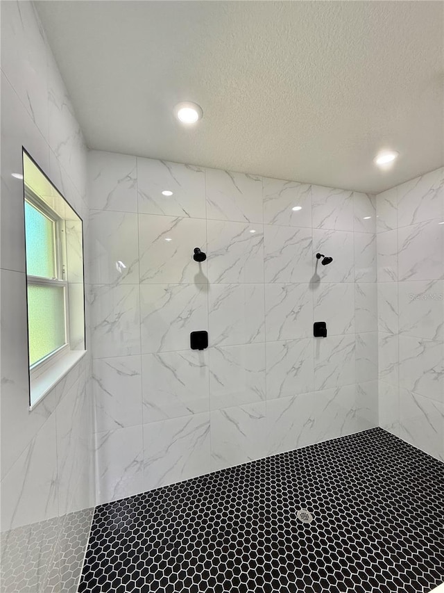 1792 W Lorraine Dr, Citrus Springs, FL 34434 - bathroom with a tile shower, recessed lighting, and a textured ceiling