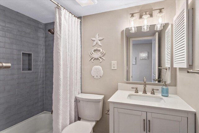 full bathroom featuring shower / bath combo with shower curtain, toilet, and vanity