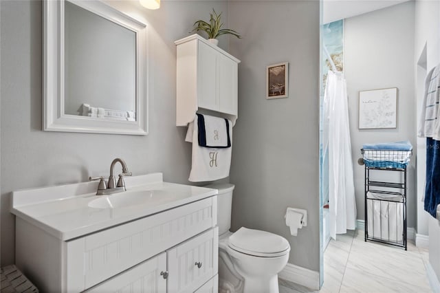 full bath featuring a shower with curtain, baseboards, vanity, and toilet