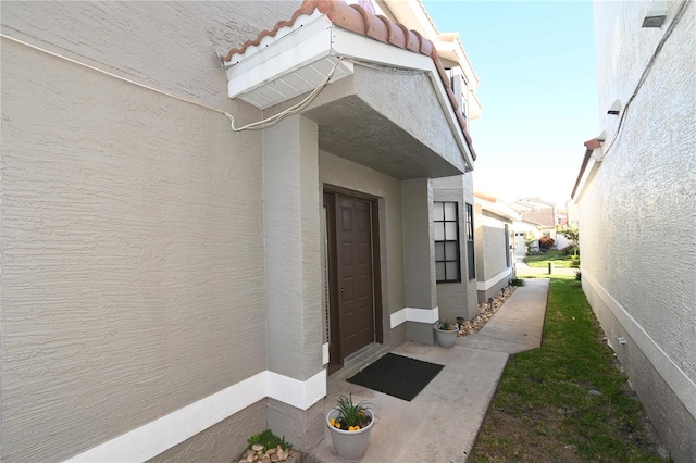 property entrance featuring stucco siding