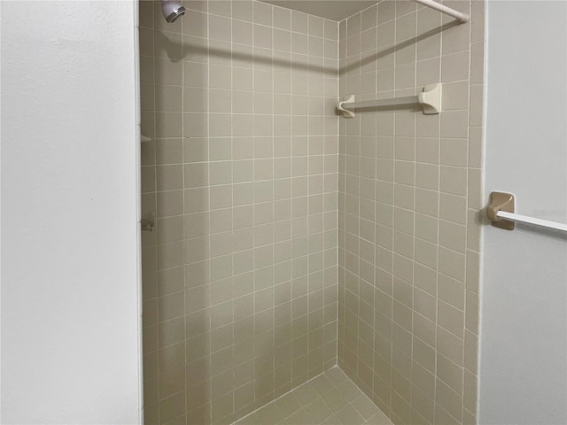 full bathroom featuring tiled shower