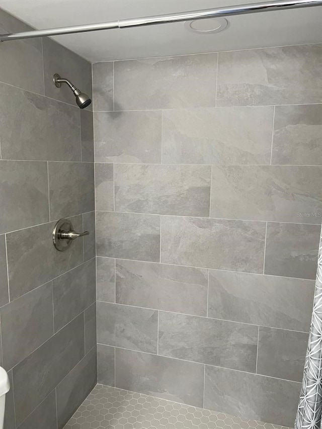 full bath featuring a tile shower