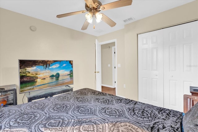 bedroom featuring a closet, visible vents, and a ceiling fan