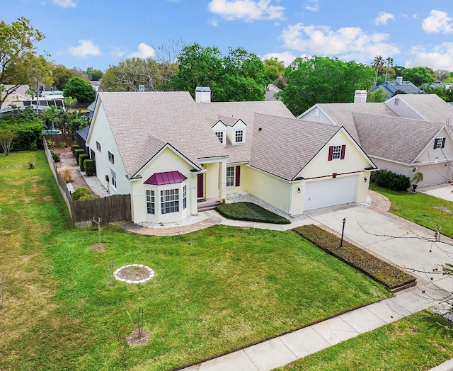 view of front of home featuring fence, driveway, roof with shingles, stucco siding, and a front yard