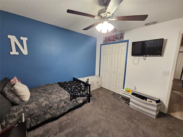 bedroom with visible vents, a ceiling fan, carpet, a textured ceiling, and a closet