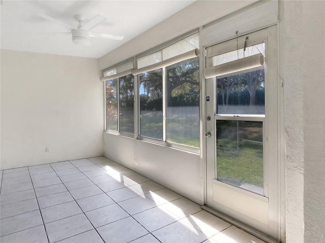 unfurnished sunroom with a healthy amount of sunlight and ceiling fan