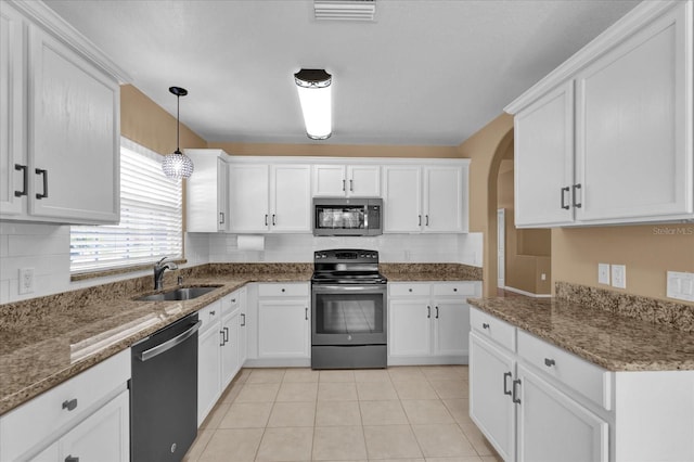 kitchen featuring a sink, stainless steel appliances, visible vents, and white cabinets